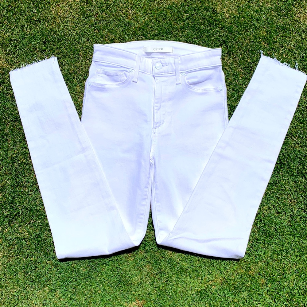 White pair of Joe’s Jeans never worn. Size 24.